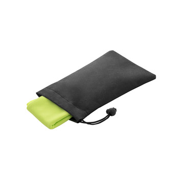 BERNAL. Asciugamano per sport rinfrescante in poliestere riciclato (100% rPET) con custodia in TNT - 119 - Verde chiaro